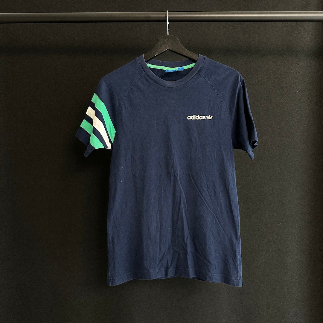 adidas】3本ラインロゴプリントTシャツ/ネイビー/M/メンズ（スポーツ